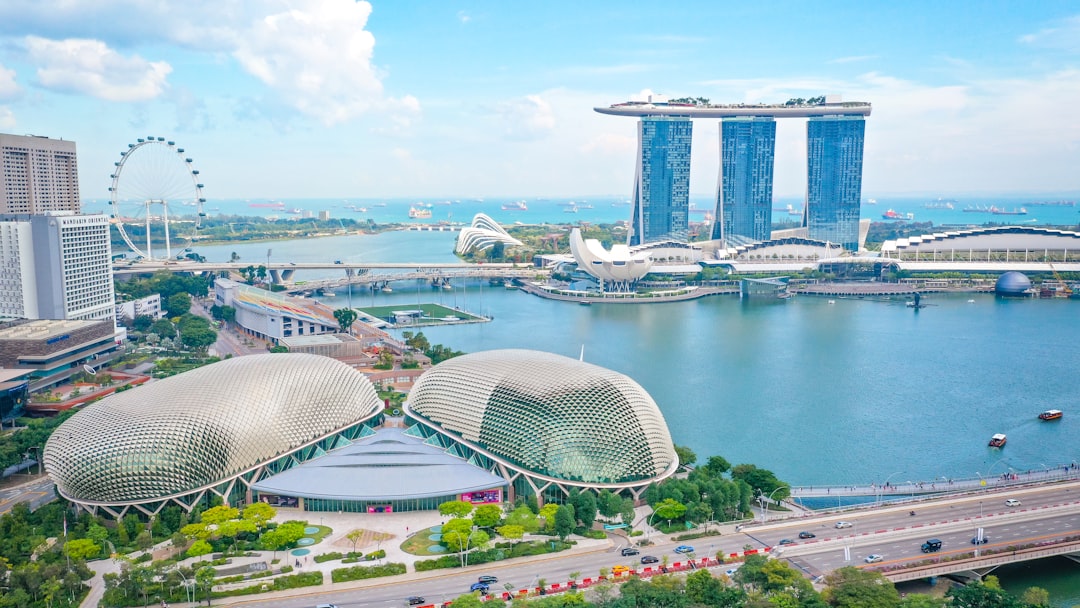 Logo Singapore Pools dengan latar gedung otoritas Singapura